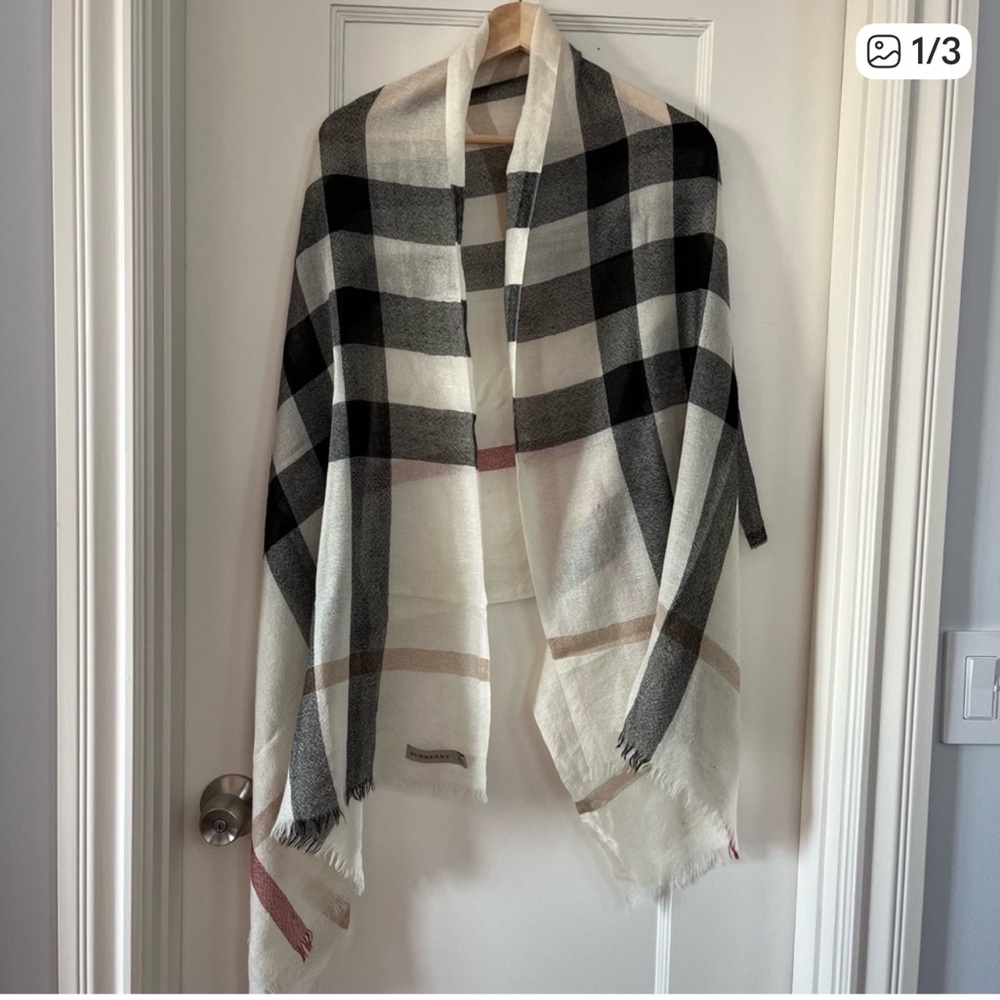 Burberry Check Lightweight Scarf 100% Cashmere